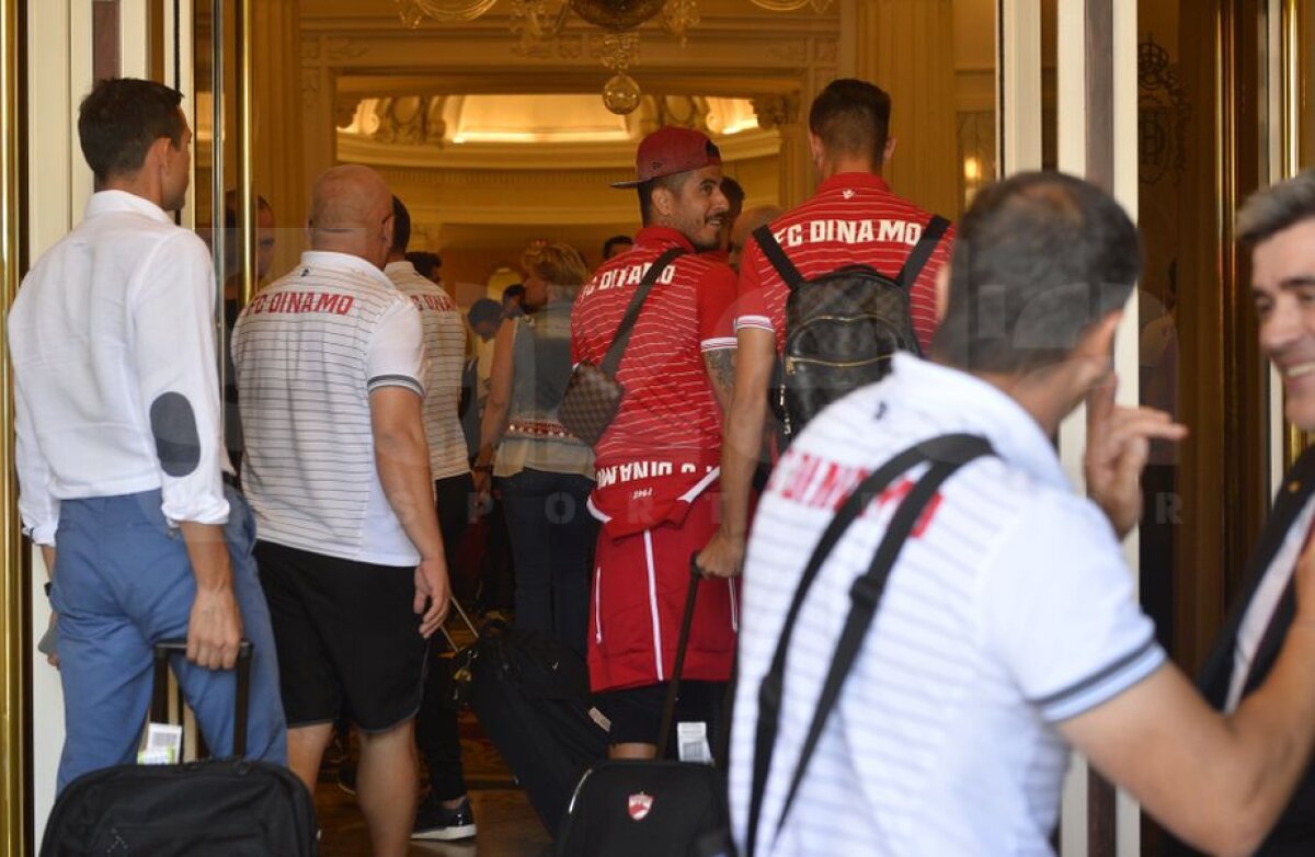 Corespondență din Bilbao // VIDEO + FOTO Jucătorii "câinilor" au ajuns în Spania » Soțiile lor au făcut senzație + Fanii i-au așteptat la aeroport