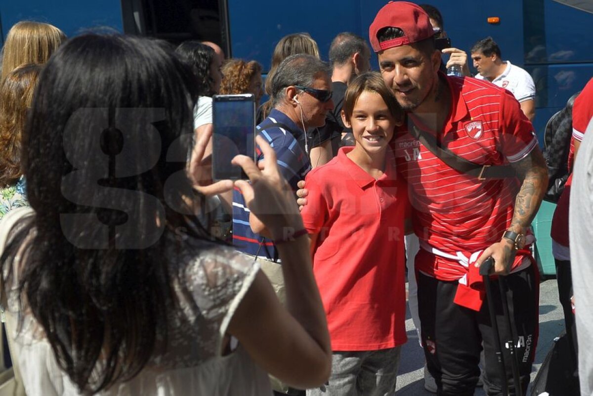 Corespondență din Bilbao // VIDEO + FOTO Jucătorii "câinilor" au ajuns în Spania » Soțiile lor au făcut senzație + Fanii i-au așteptat la aeroport