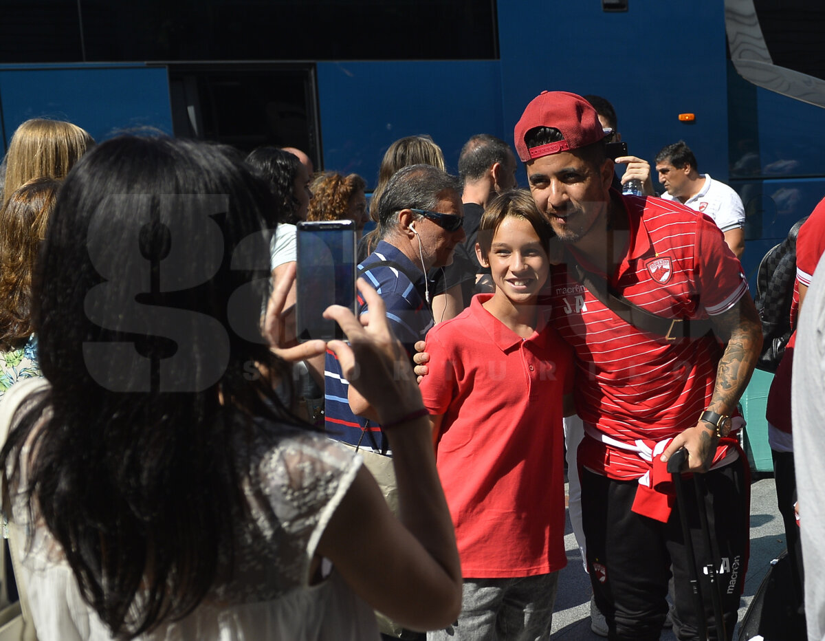 Corespondență din Bilbao // VIDEO + FOTO Jucătorii "câinilor" au ajuns în Spania » Soțiile lor au făcut senzație + Fanii i-au așteptat la aeroport