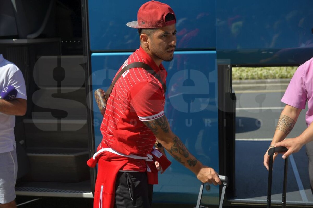 Corespondență din Bilbao // VIDEO + FOTO Jucătorii "câinilor" au ajuns în Spania » Soțiile lor au făcut senzație + Fanii i-au așteptat la aeroport