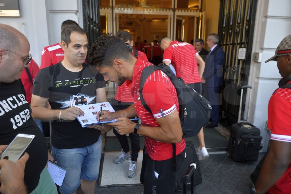 Corespondență din Bilbao // VIDEO + FOTO Jucătorii "câinilor" au ajuns în Spania » Soțiile lor au făcut senzație + Fanii i-au așteptat la aeroport