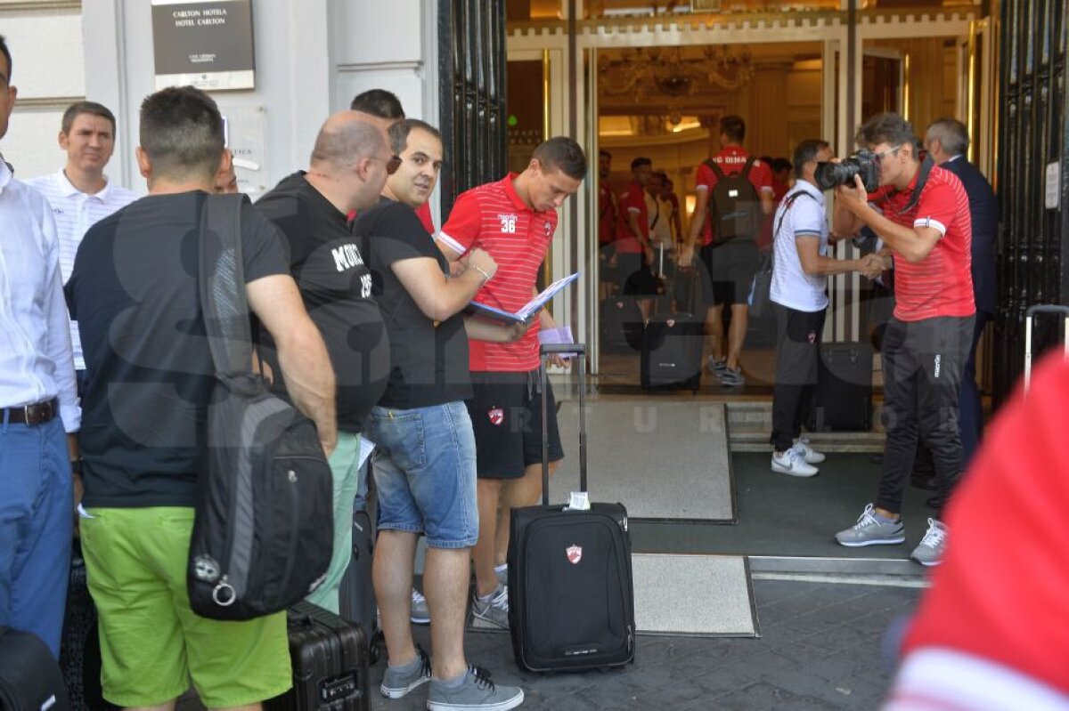 Corespondență din Bilbao // VIDEO + FOTO Jucătorii "câinilor" au ajuns în Spania » Soțiile lor au făcut senzație + Fanii i-au așteptat la aeroport