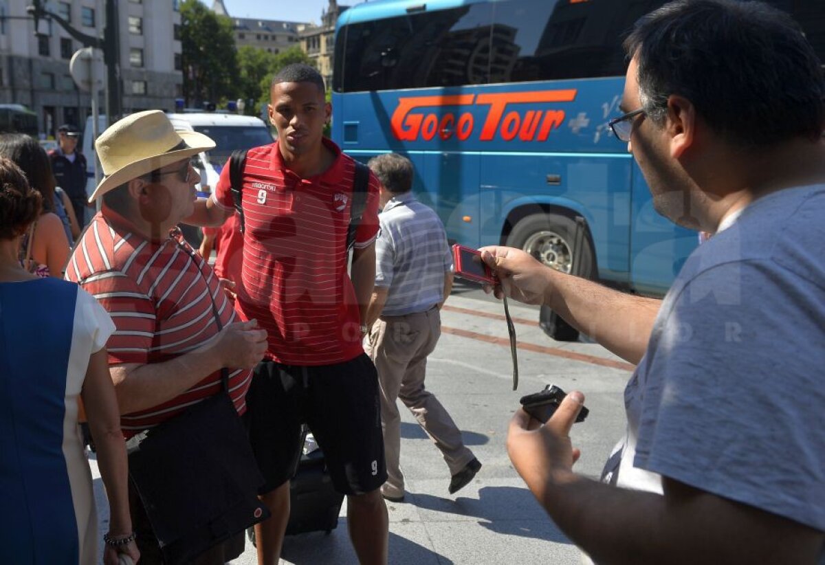 Corespondență din Bilbao // VIDEO + FOTO Jucătorii "câinilor" au ajuns în Spania » Soțiile lor au făcut senzație + Fanii i-au așteptat la aeroport