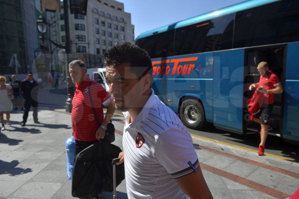 Corespondență din Bilbao // VIDEO + FOTO Jucătorii "câinilor" au ajuns în Spania » Soțiile lor au făcut senzație + Fanii i-au așteptat la aeroport