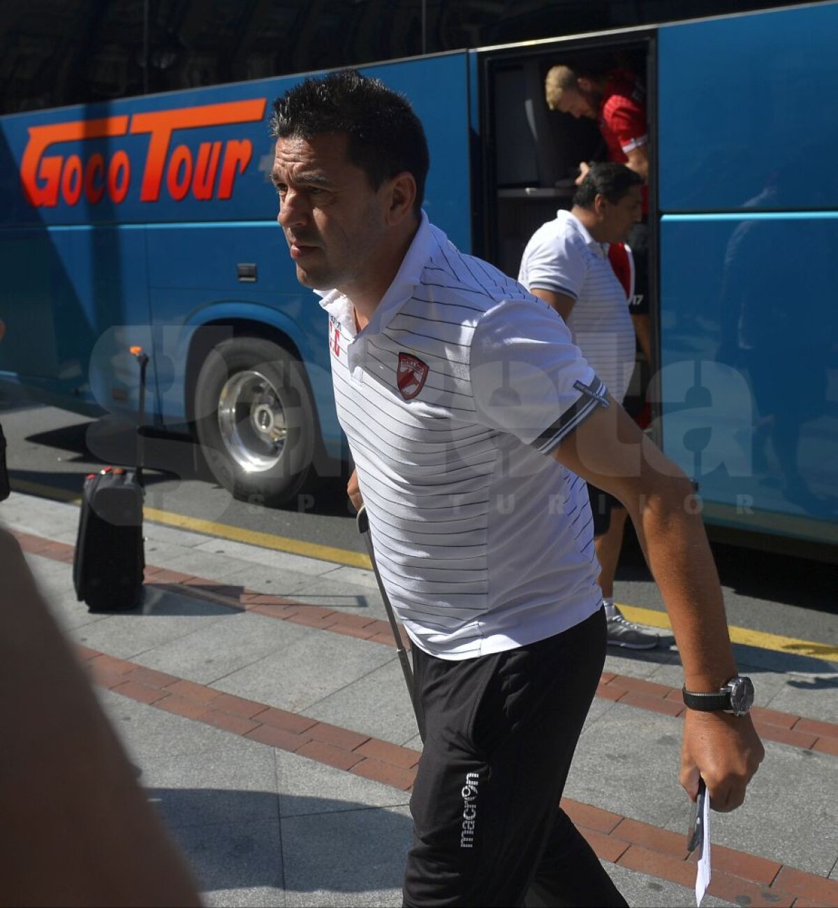 Corespondență din Bilbao // VIDEO + FOTO Jucătorii "câinilor" au ajuns în Spania » Soțiile lor au făcut senzație + Fanii i-au așteptat la aeroport