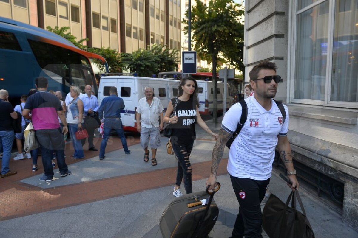 Corespondență din Bilbao // VIDEO + FOTO Jucătorii "câinilor" au ajuns în Spania » Soțiile lor au făcut senzație + Fanii i-au așteptat la aeroport