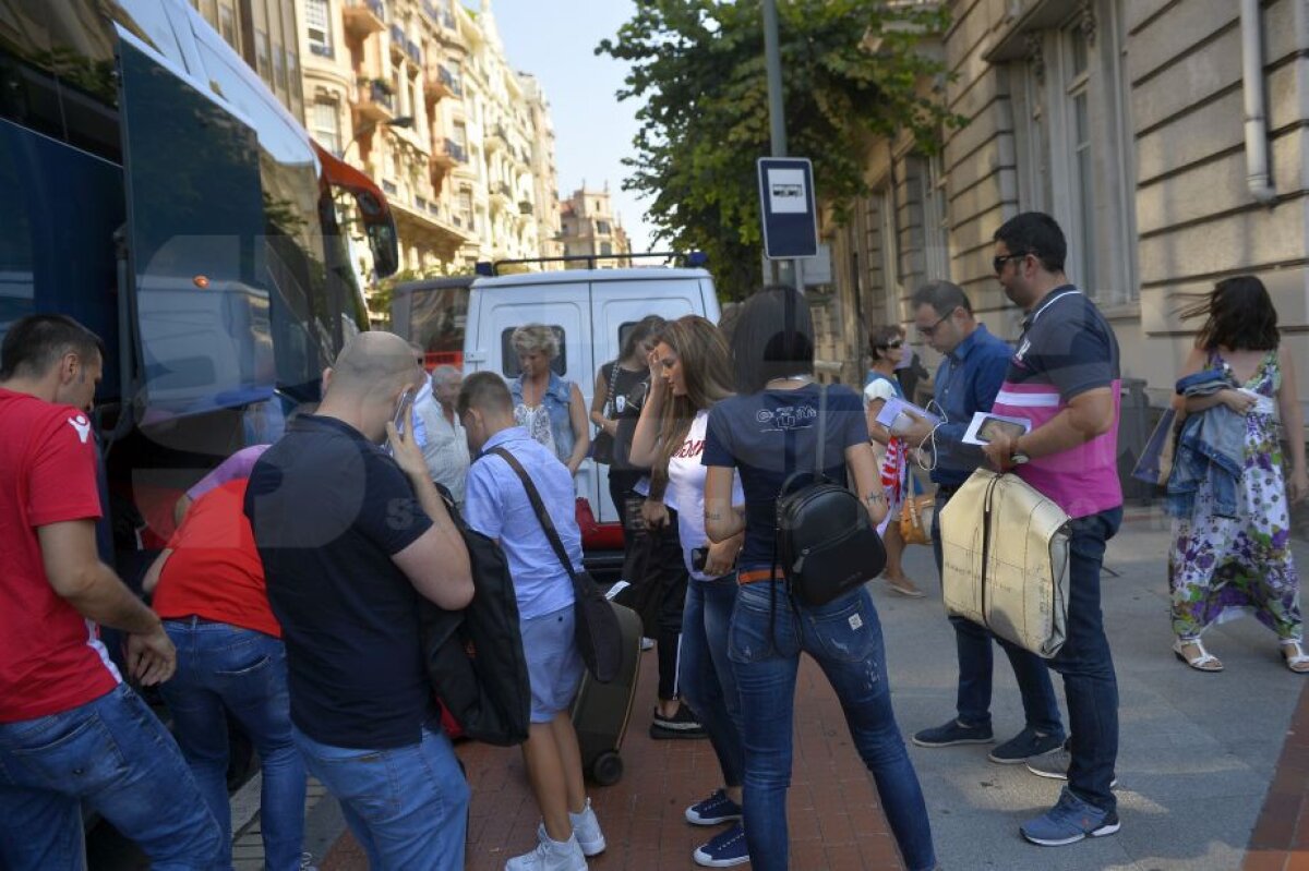 Corespondență din Bilbao // VIDEO + FOTO Jucătorii "câinilor" au ajuns în Spania » Soțiile lor au făcut senzație + Fanii i-au așteptat la aeroport