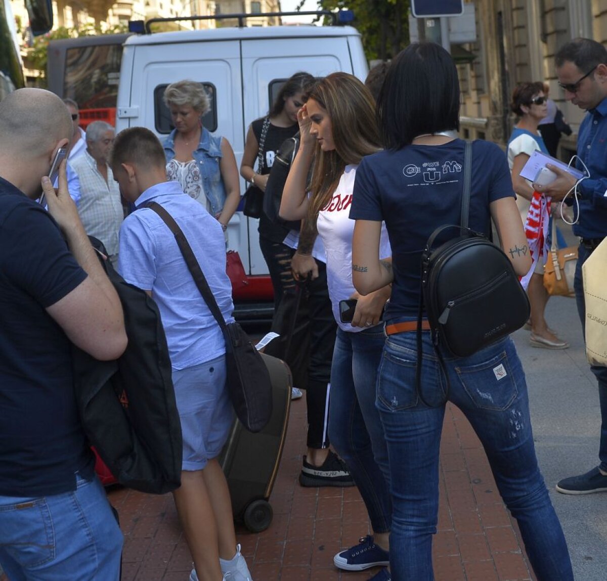 Corespondență din Bilbao // VIDEO + FOTO Jucătorii "câinilor" au ajuns în Spania » Soțiile lor au făcut senzație + Fanii i-au așteptat la aeroport