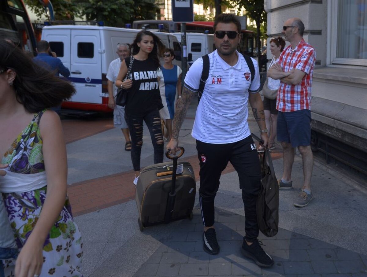 Corespondență din Bilbao // VIDEO + FOTO Jucătorii "câinilor" au ajuns în Spania » Soțiile lor au făcut senzație + Fanii i-au așteptat la aeroport