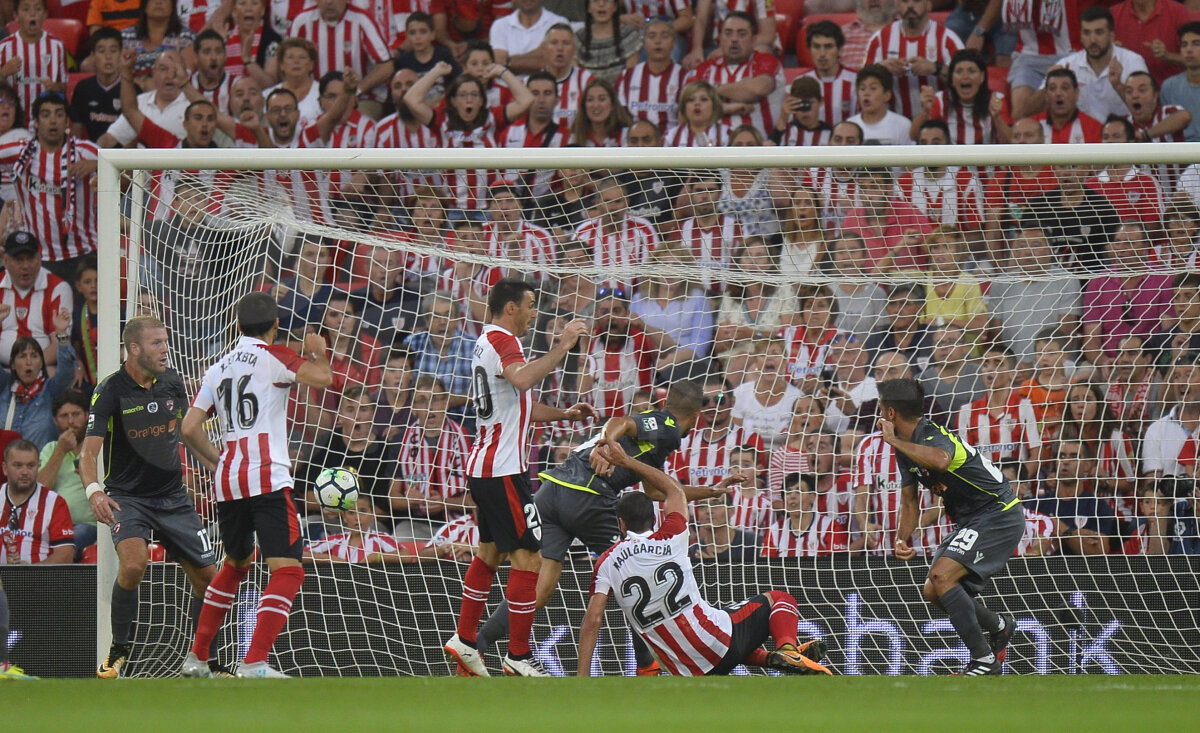 FOTO + VIDEO Athletic Bilbao - Dinamo // Vulcanul roșu » Dinamoviștii joacă la Bilbao într-o atmosferă electrizantă. Nici PCH nu s-a lăsat mai prejos