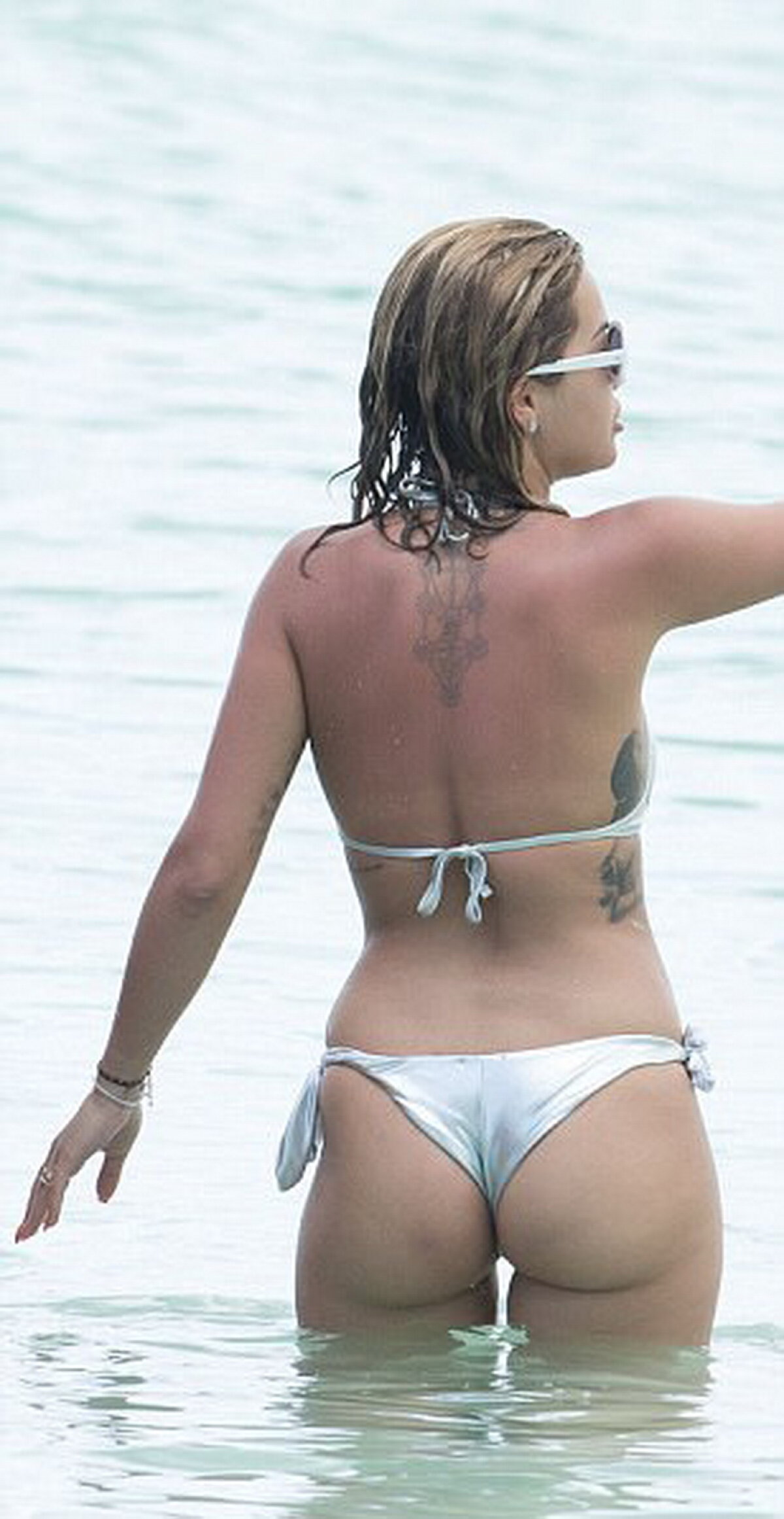 GALERIE FOTO Rita Ora, așa cum nu ai mai văzut-o. A făcut ravagii la plajă!
