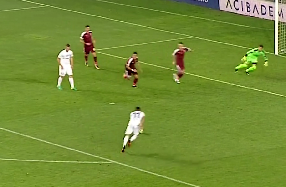 GALERIE FOTO A căzut în cap! :D » "Perla Ligii 1" a irosit o ocazie uriașă și s-a făcut de râs