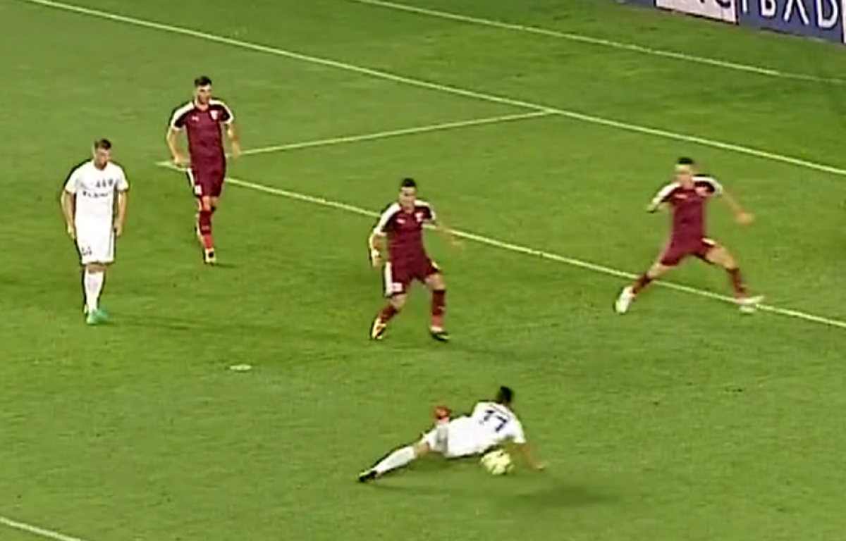 GALERIE FOTO A căzut în cap! :D » "Perla Ligii 1" a irosit o ocazie uriașă și s-a făcut de râs