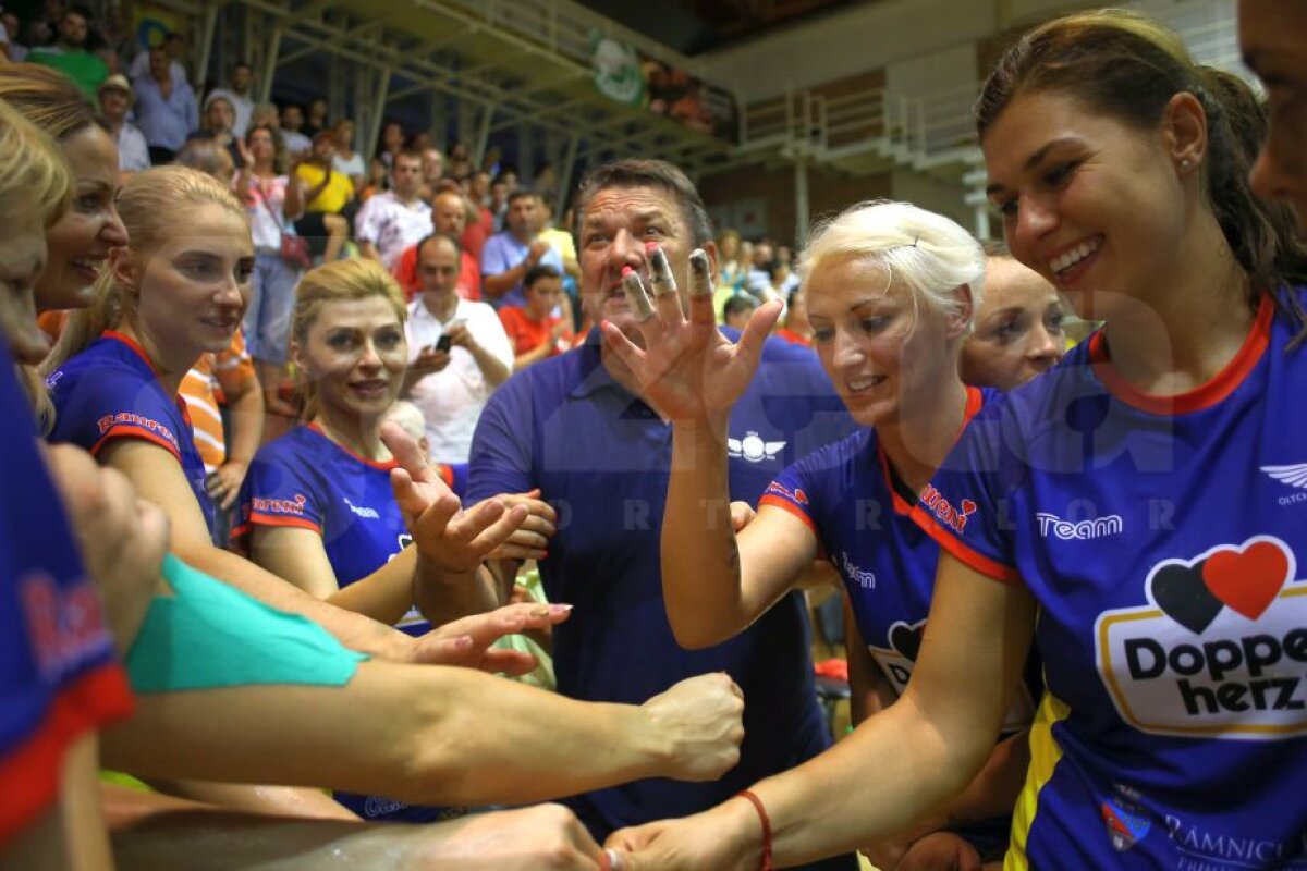 GALERIE FOTO Semicercul cu amintiri » Cum s-a scris meciul de retragere al Ramonei Farcău, în fața a 2.000 de spectatori