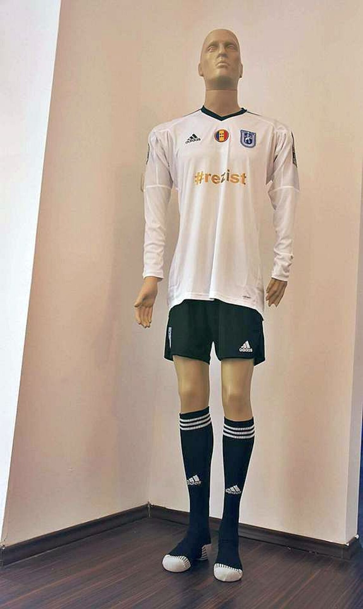 FOTO Ca la olteni, la nimeni! :) » CS U a ales Coloana Infinitului, Mititelu răspunde cu un slogan viral pe noile echipamente Adidas pentru Liga a 4-a: "Noul nostru motto"