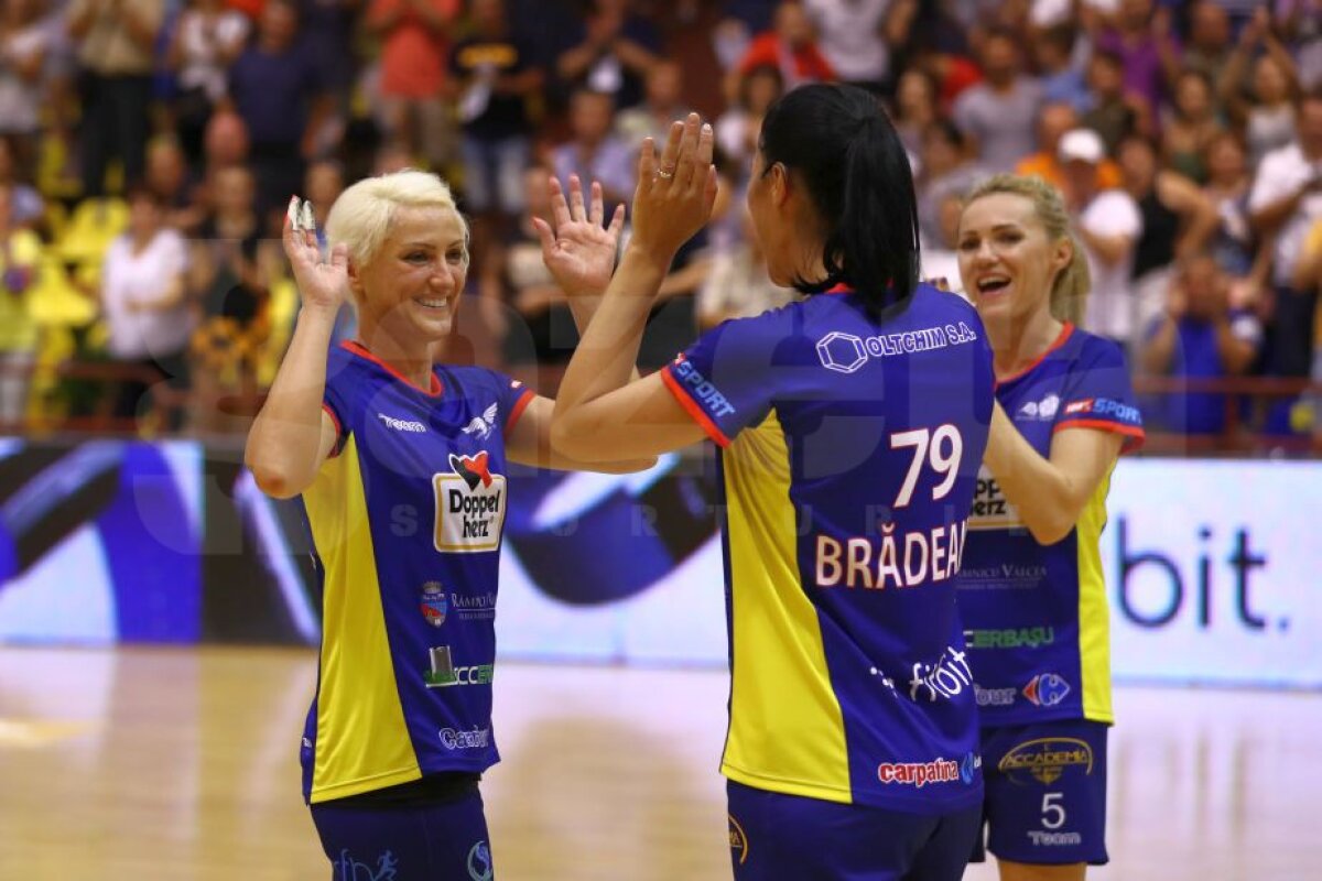 GALERIE FOTO Nostalgia handbalului adevărat » Spectacol la meciul de retragere al Ramonei Farcău