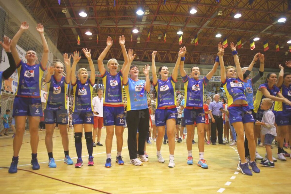 GALERIE FOTO Nostalgia handbalului adevărat » Spectacol la meciul de retragere al Ramonei Farcău