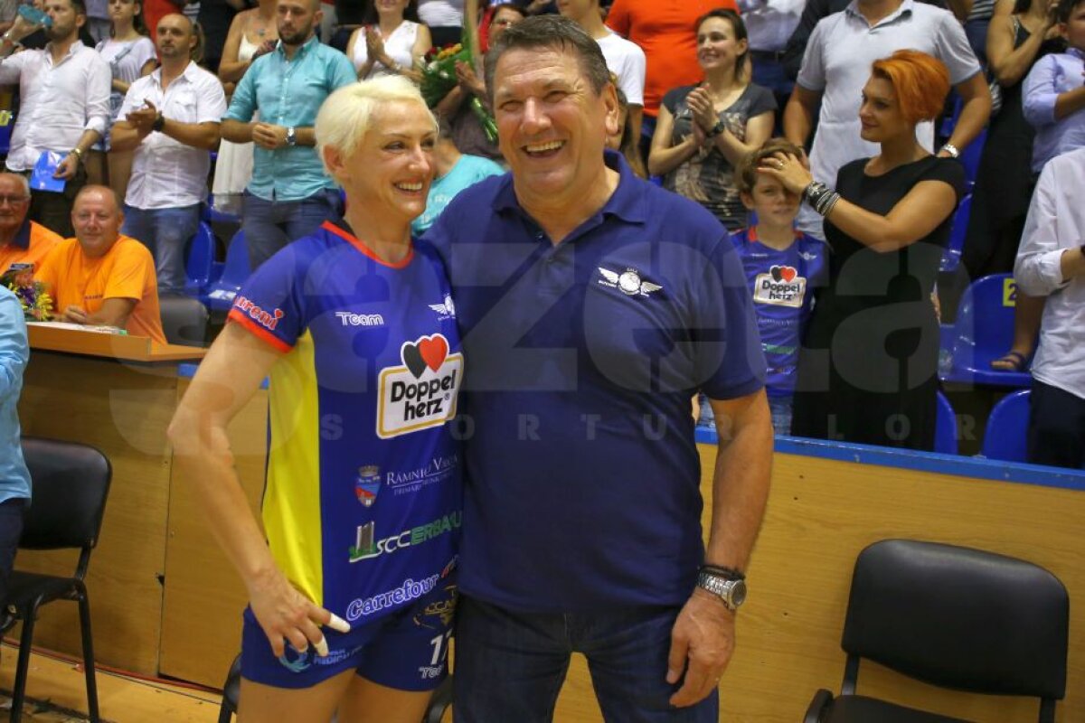 GALERIE FOTO Nostalgia handbalului adevărat » Spectacol la meciul de retragere al Ramonei Farcău