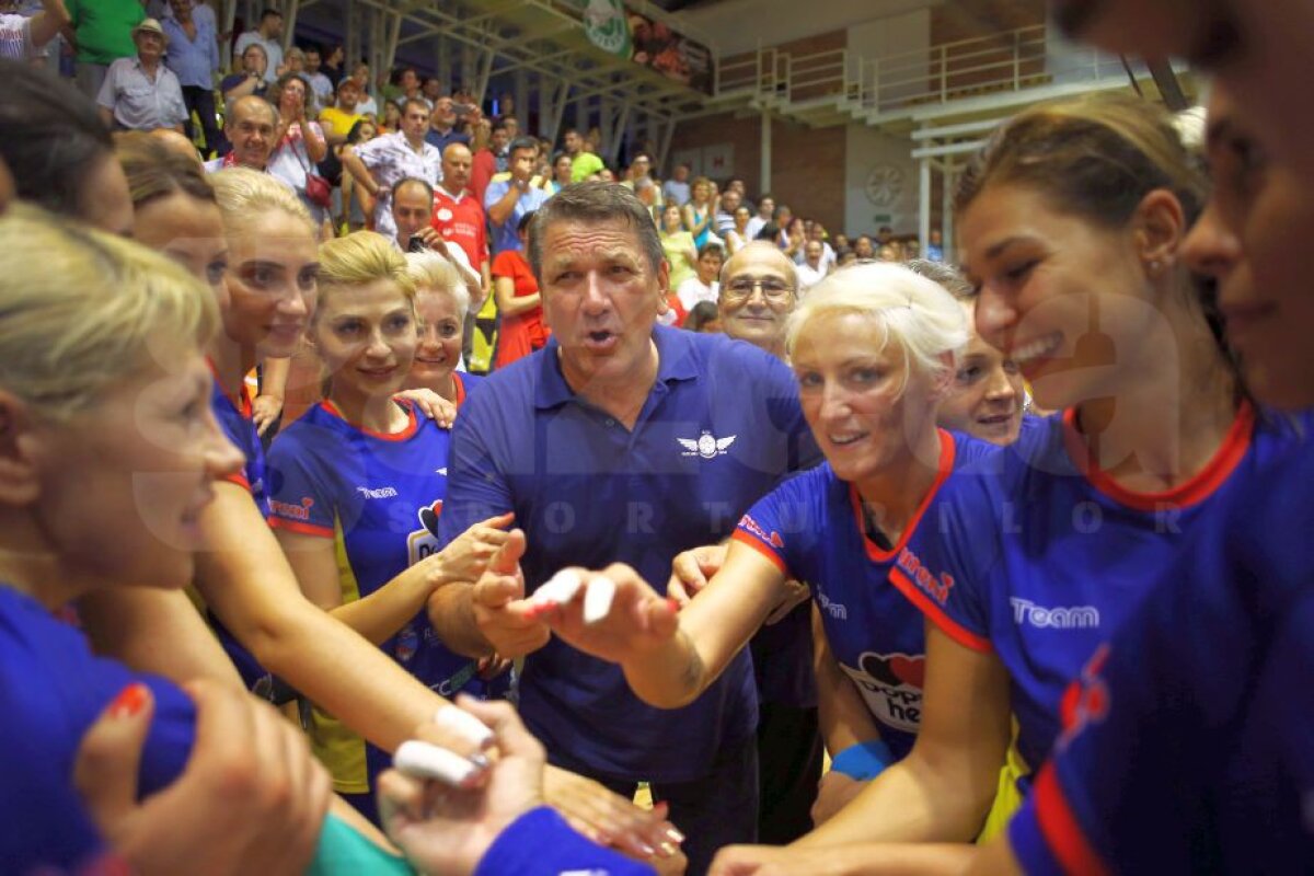 GALERIE FOTO Nostalgia handbalului adevărat » Spectacol la meciul de retragere al Ramonei Farcău