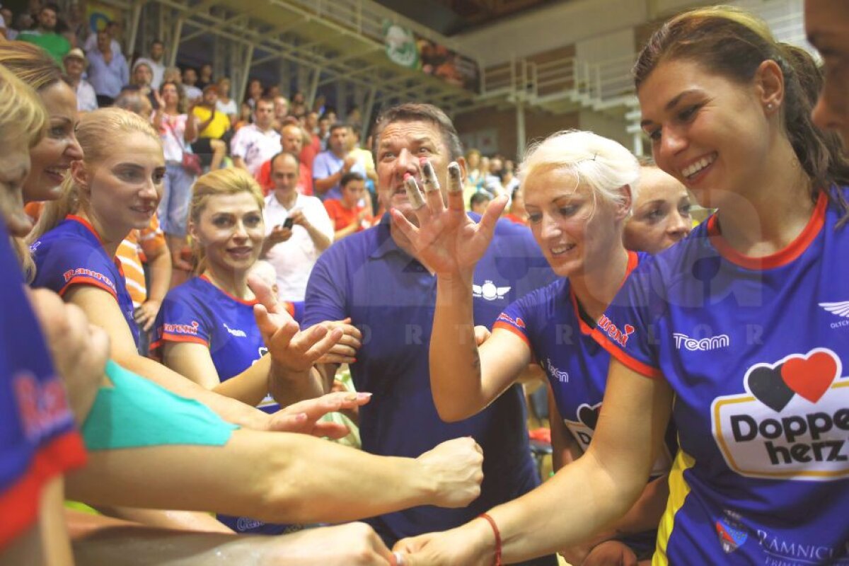 GALERIE FOTO Nostalgia handbalului adevărat » Spectacol la meciul de retragere al Ramonei Farcău