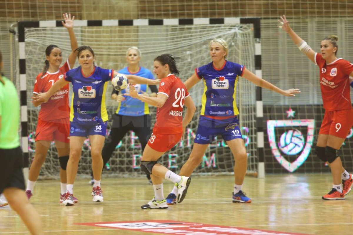 GALERIE FOTO Nostalgia handbalului adevărat » Spectacol la meciul de retragere al Ramonei Farcău