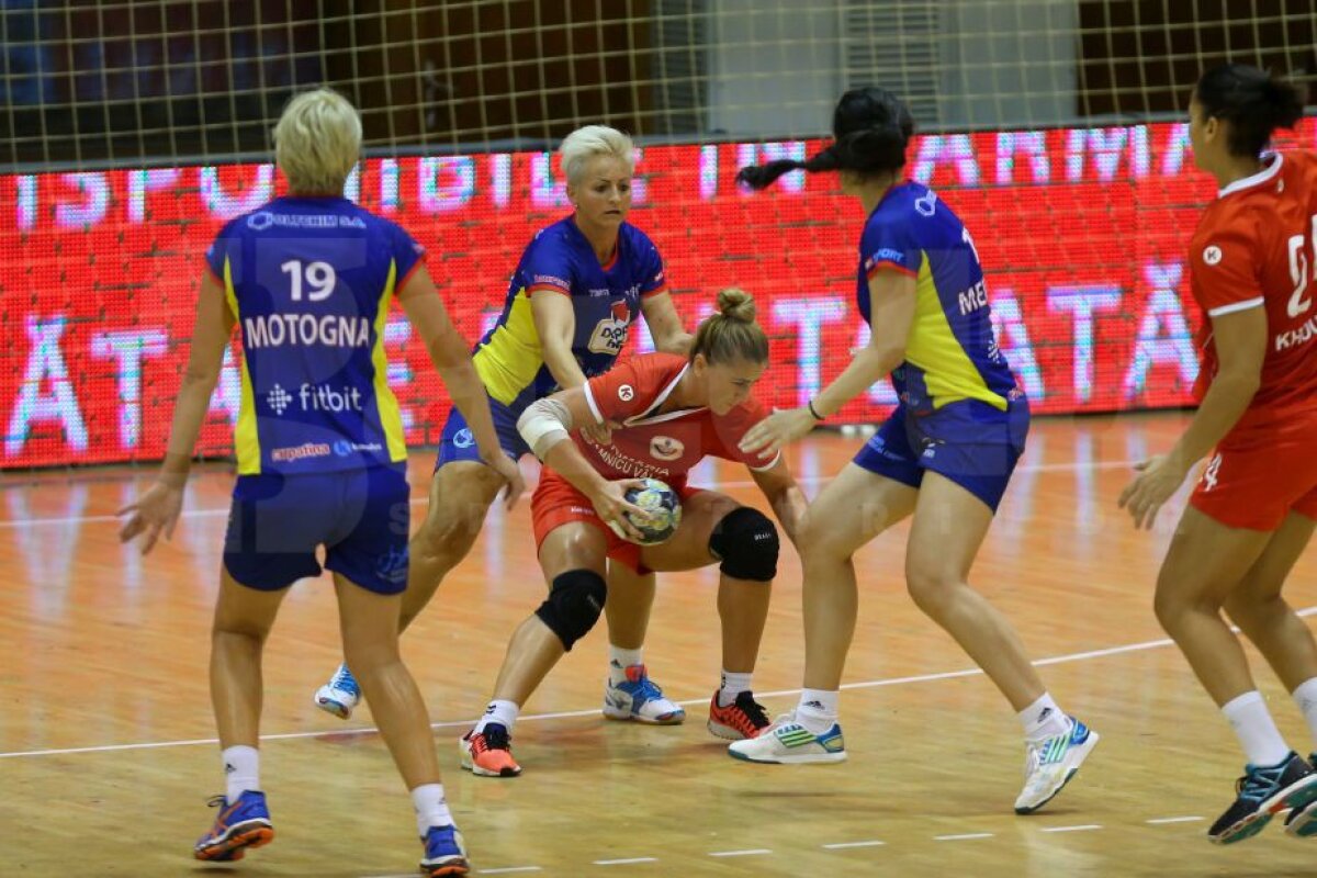 GALERIE FOTO Nostalgia handbalului adevărat » Spectacol la meciul de retragere al Ramonei Farcău