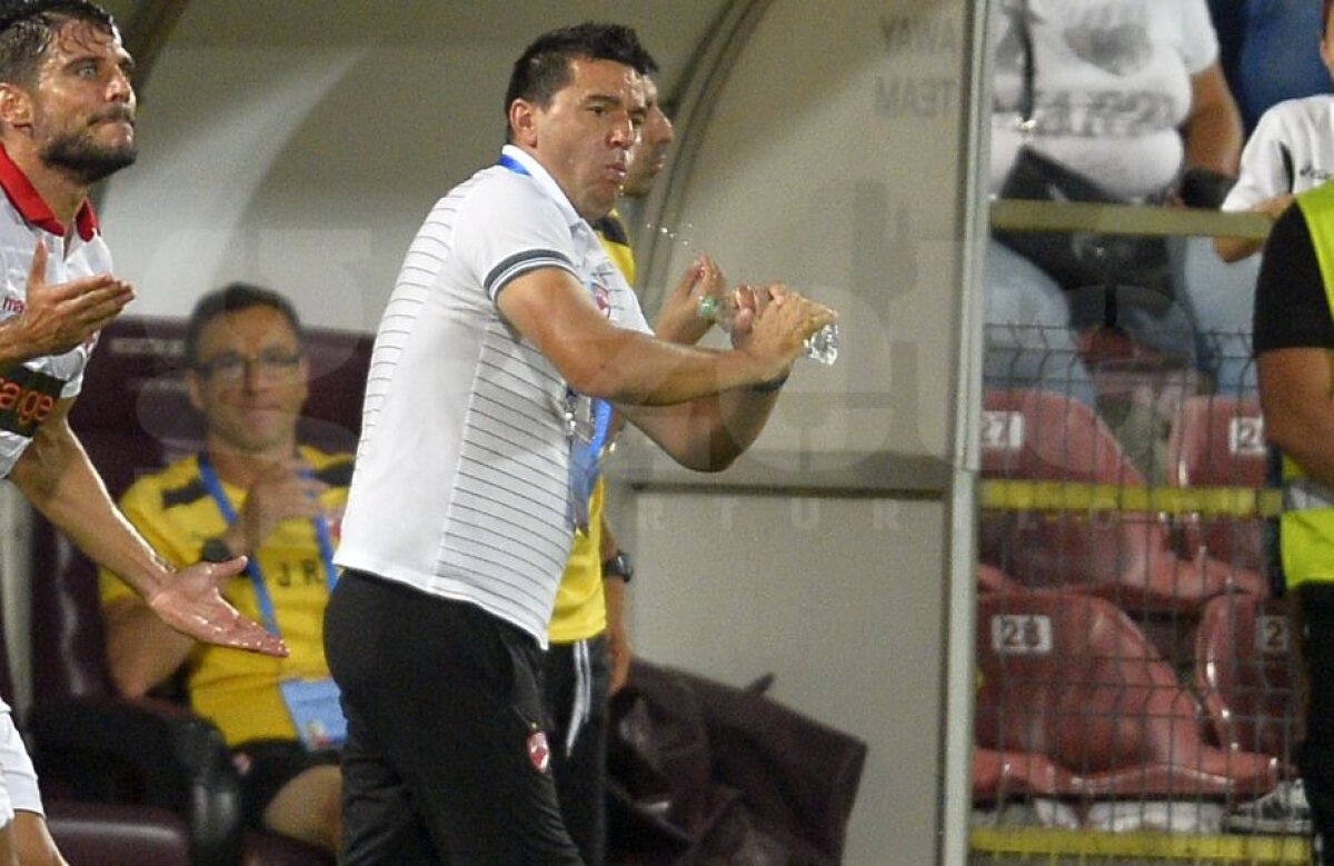 GALERE FOTO Contra, criză de nervi în timpul meciului cu CFR Cluj » A "înghițit" o sticlă din cauza nervilor