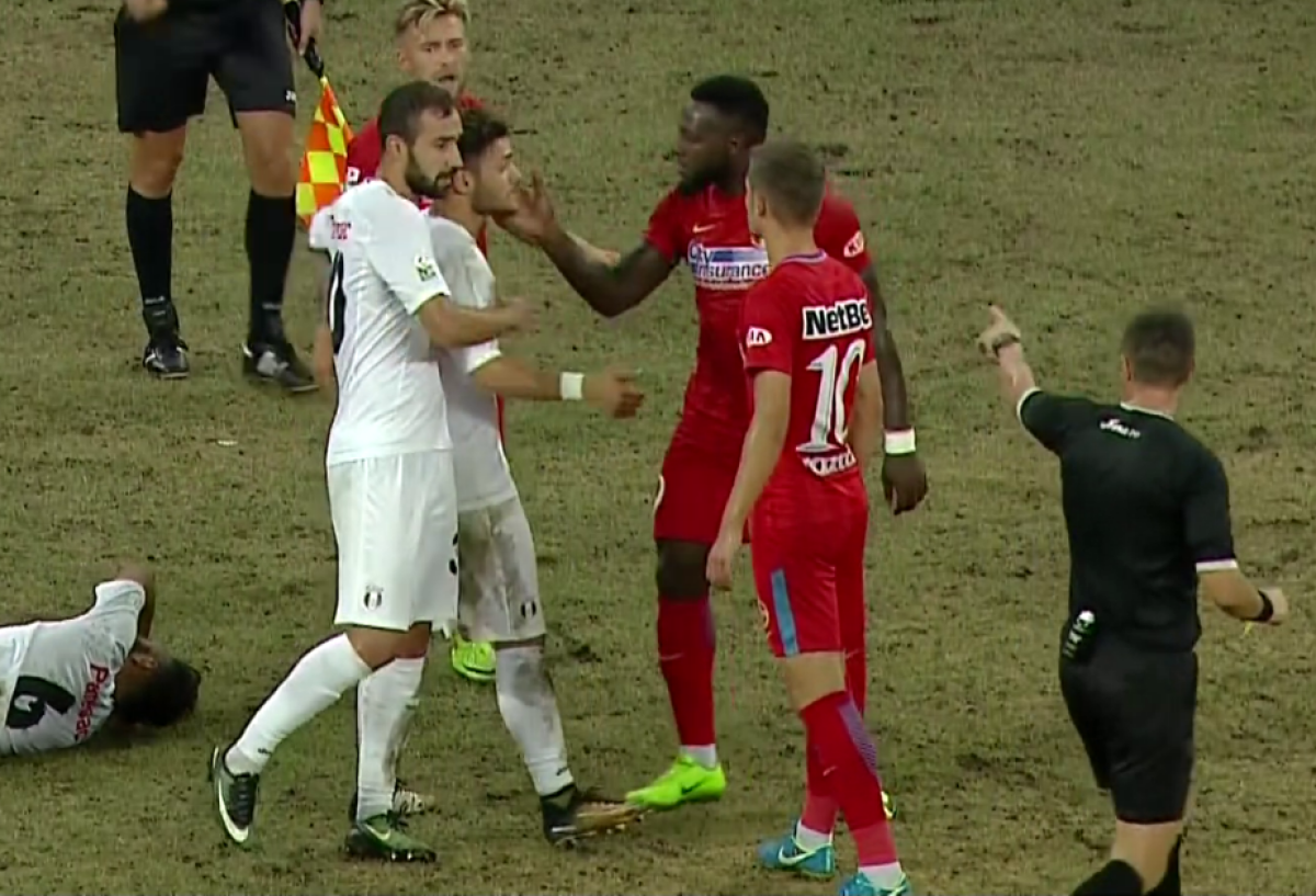 FOTO Bătaie generală la FCSB - Astra! Gnohere, iertat de eliminare, Ioniță, trimis la vestiare după ce a primit două "galbene" în 15 secunde! Gest suburban făcut la ieșirea de pe teren