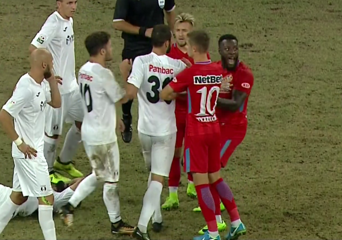 FOTO Bătaie generală la FCSB - Astra! Gnohere, iertat de eliminare, Ioniță, trimis la vestiare după ce a primit două "galbene" în 15 secunde! Gest suburban făcut la ieșirea de pe teren