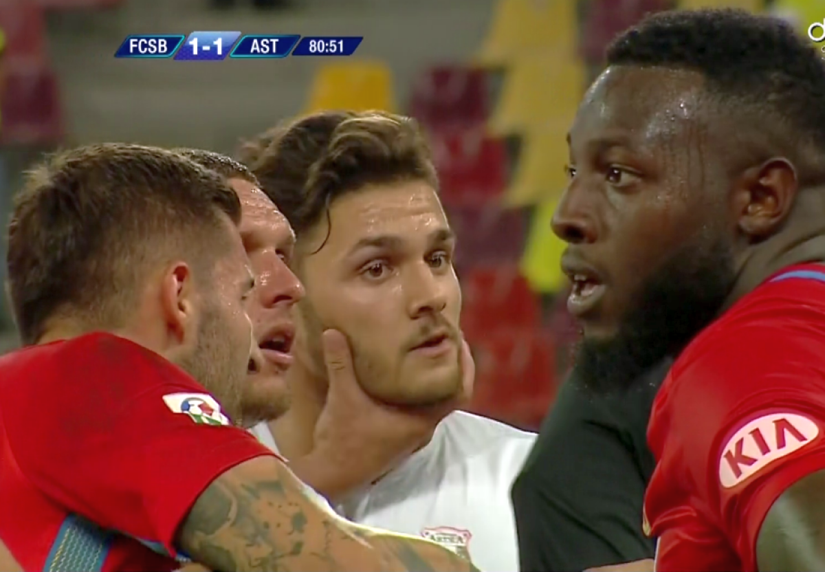 FOTO Bătaie generală la FCSB - Astra! Gnohere, iertat de eliminare, Ioniță, trimis la vestiare după ce a primit două "galbene" în 15 secunde! Gest suburban făcut la ieșirea de pe teren