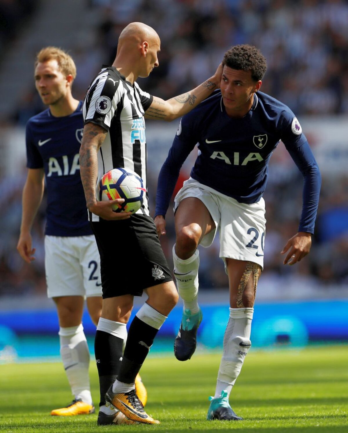 VIDEO+FOTO Gest de bădăran în prima etapă din Premier League » Arbitrul i-a dat direct cartonașul roșu