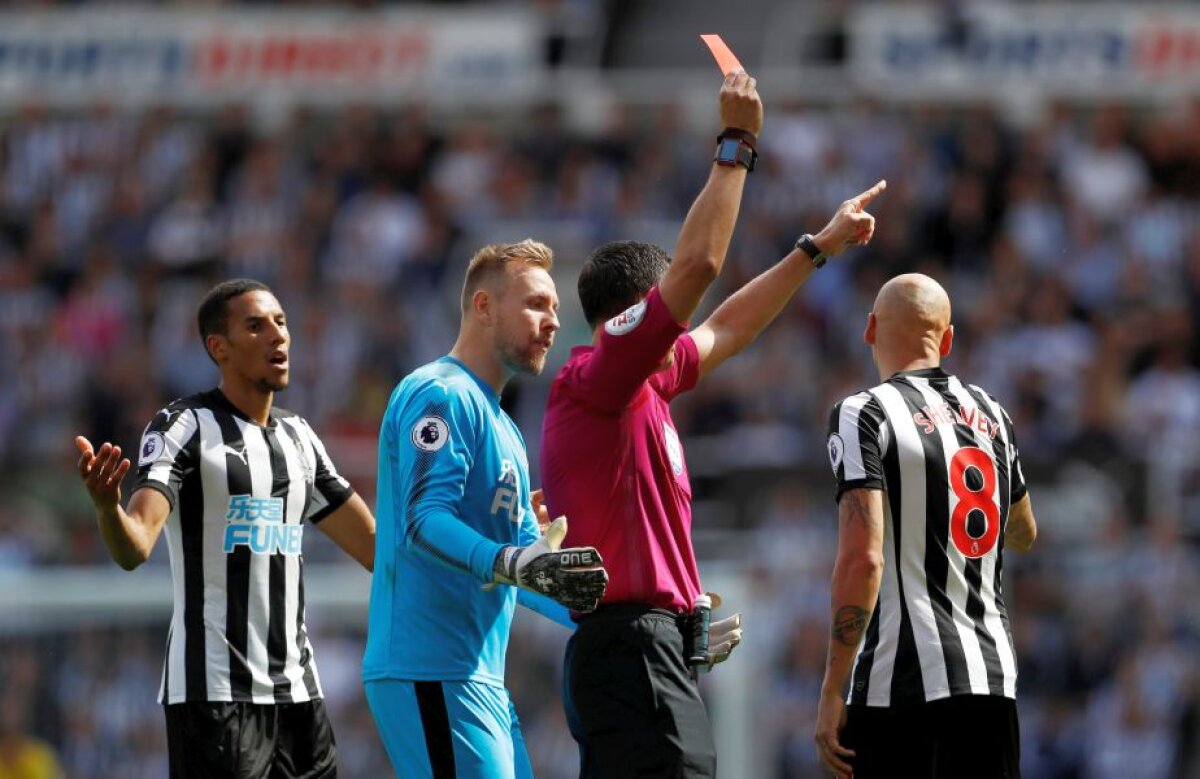 VIDEO+FOTO Gest de bădăran în prima etapă din Premier League » Arbitrul i-a dat direct cartonașul roșu