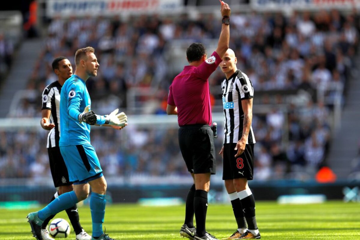 VIDEO+FOTO Gest de bădăran în prima etapă din Premier League » Arbitrul i-a dat direct cartonașul roșu