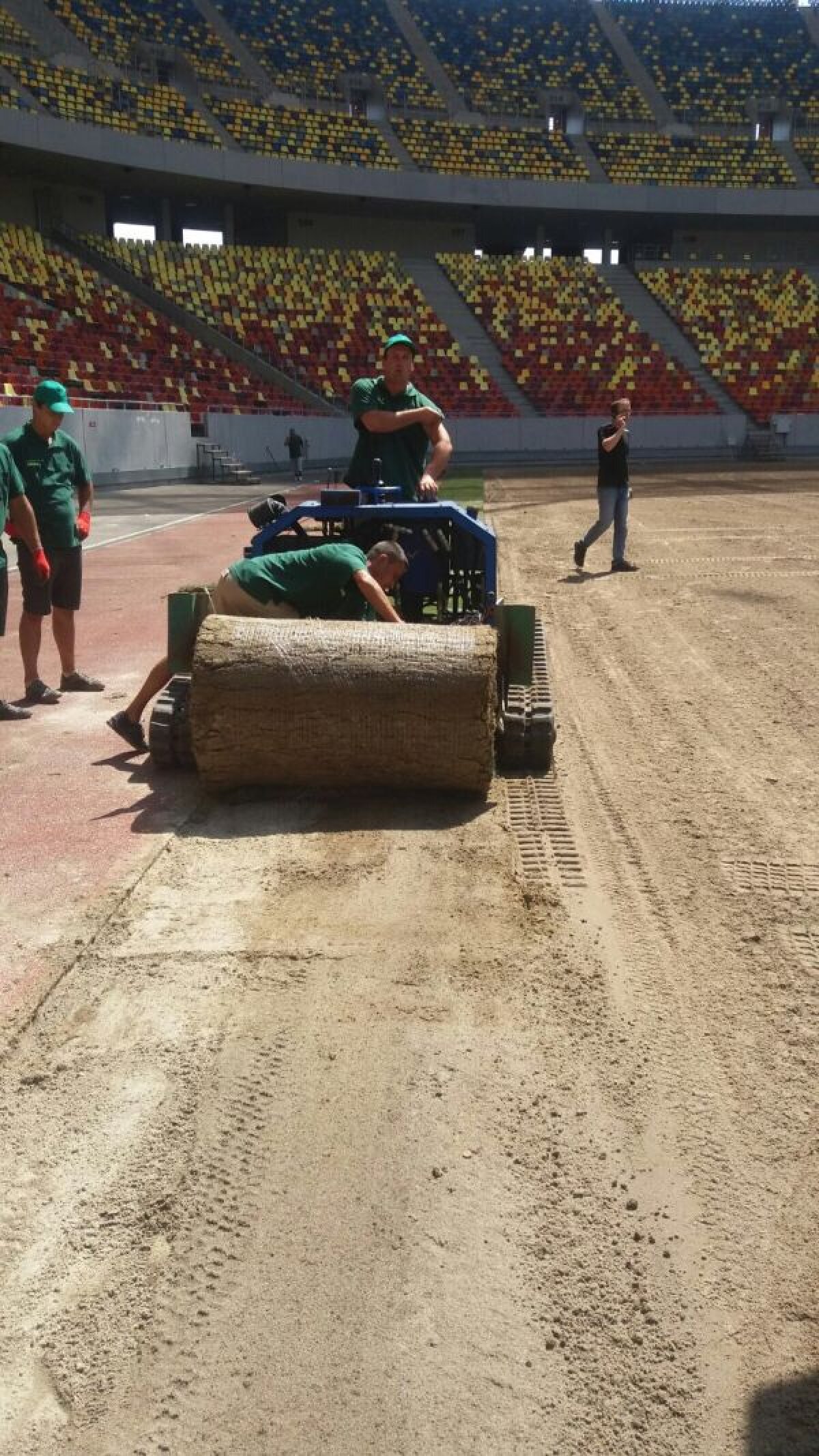 REPORTAJ EXCLUSIV Gazeta a participat la procesul de montare a gazonului de pe Arena Națională » Cum se produce în comuna Săbăreni un gazon de Ligă la 1/2 din prețul de afară!