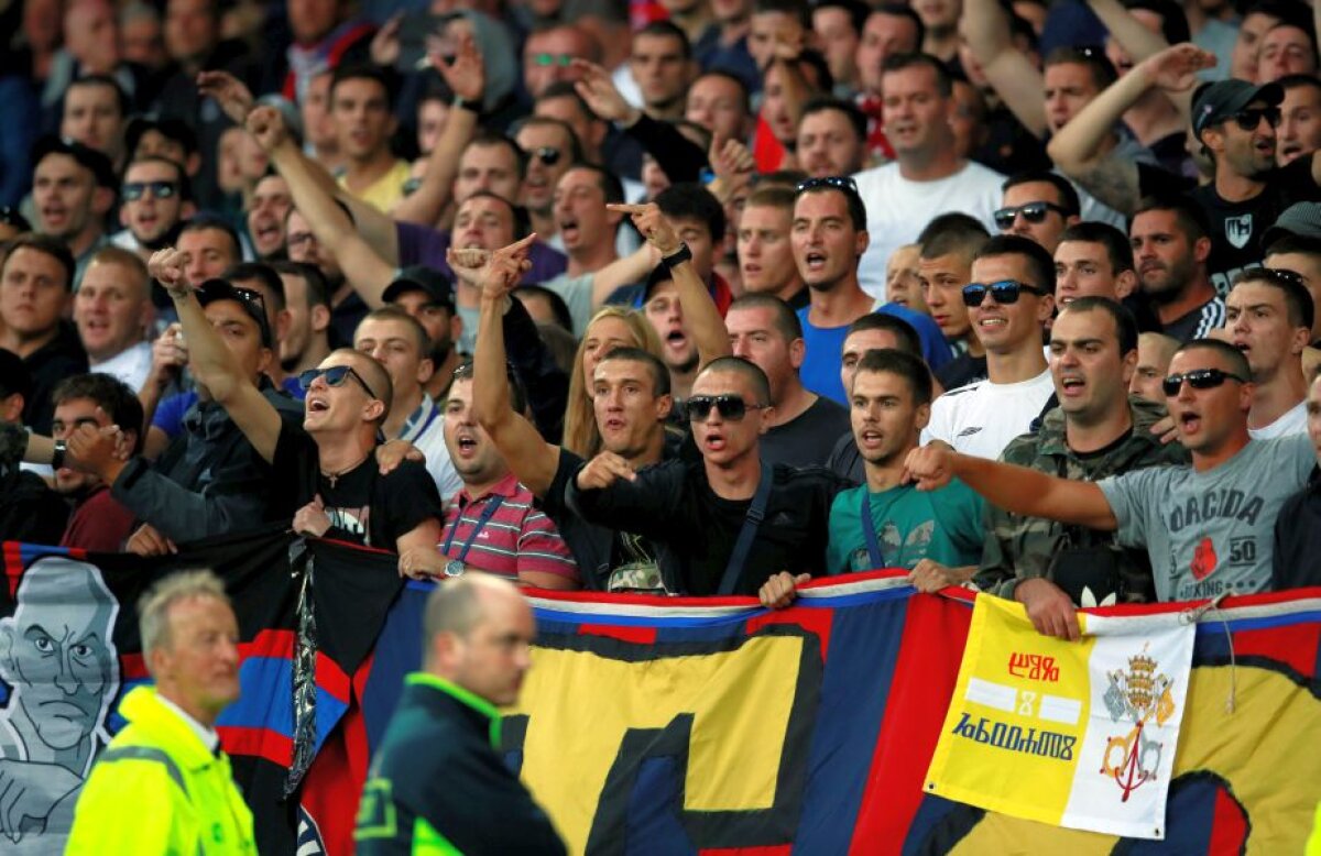 GALERIE FOTO + VIDEO Incident grav în play-off-ul Europa League: băiat de mingi salvat în ultimpa clipă din fața huliganilor!