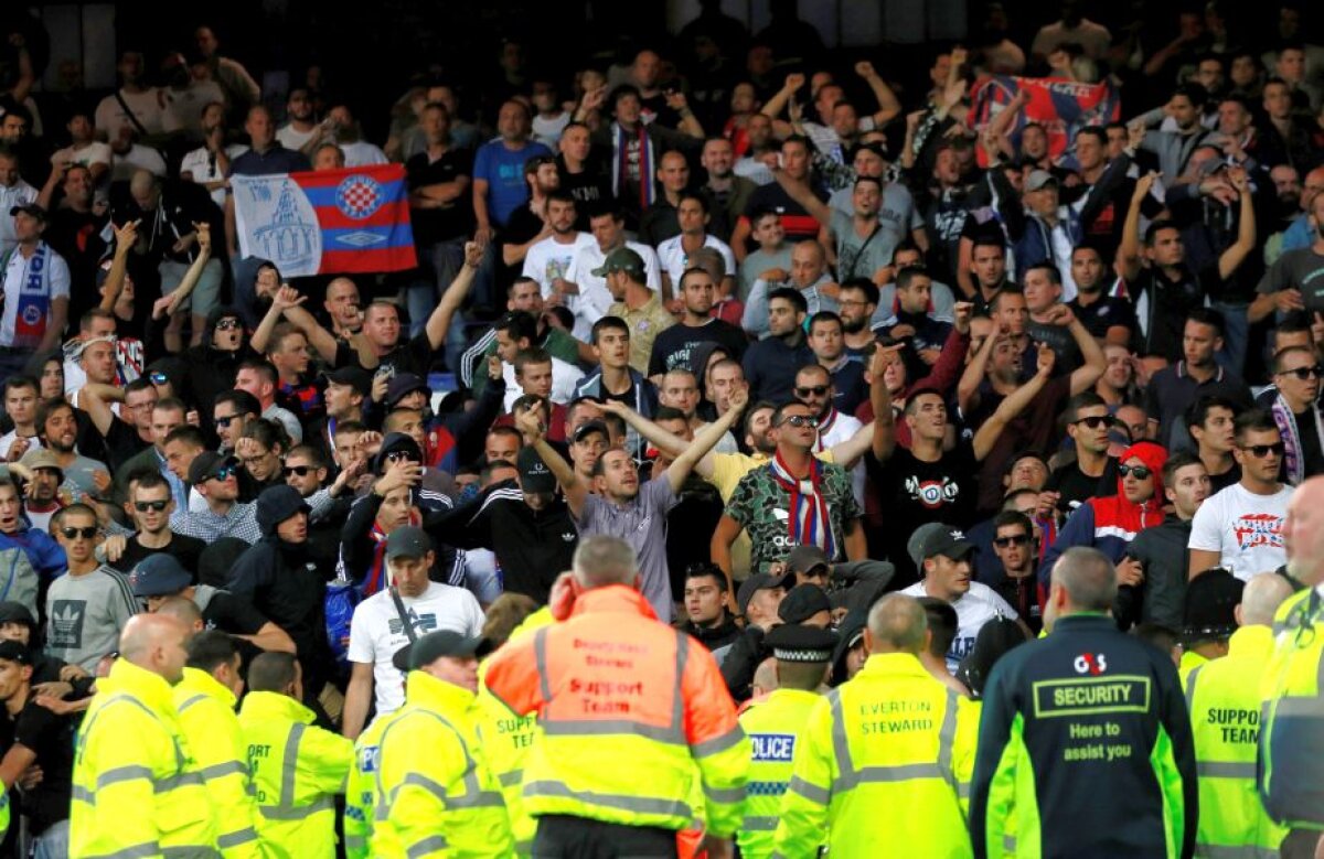 GALERIE FOTO + VIDEO Incident grav în play-off-ul Europa League: băiat de mingi salvat în ultimpa clipă din fața huliganilor!