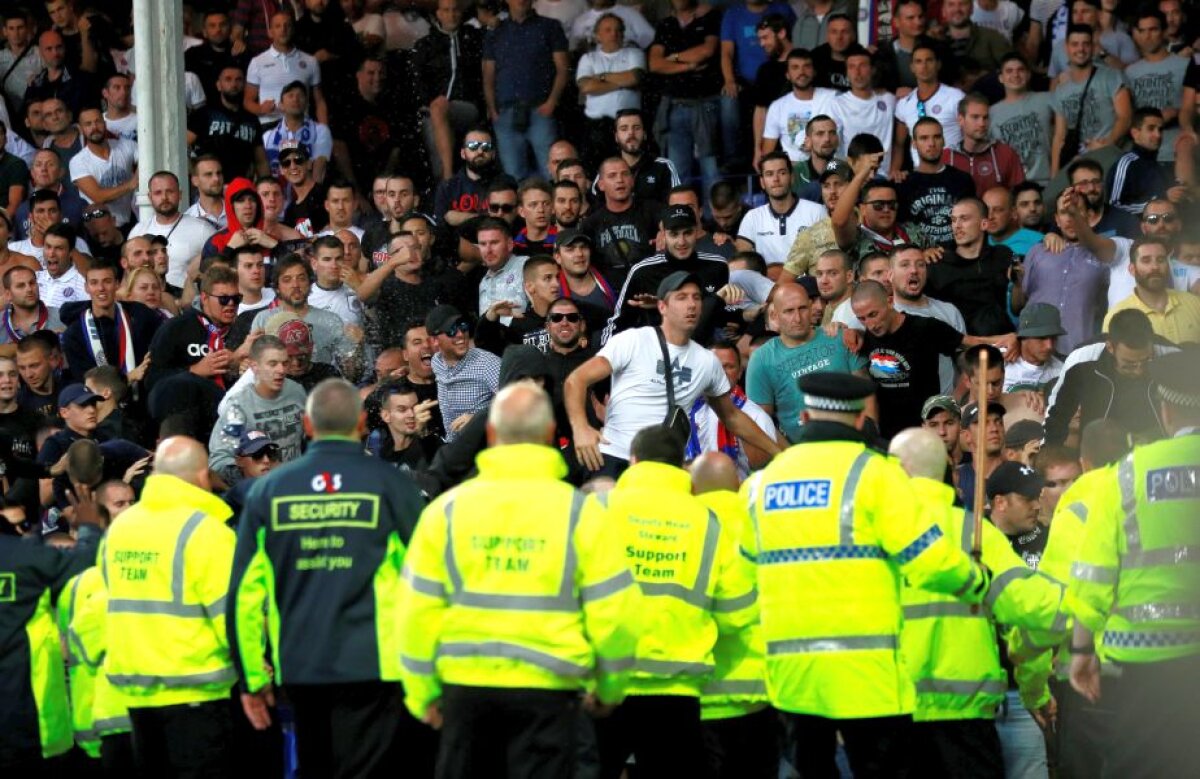 GALERIE FOTO + VIDEO Incident grav în play-off-ul Europa League: băiat de mingi salvat în ultimpa clipă din fața huliganilor!