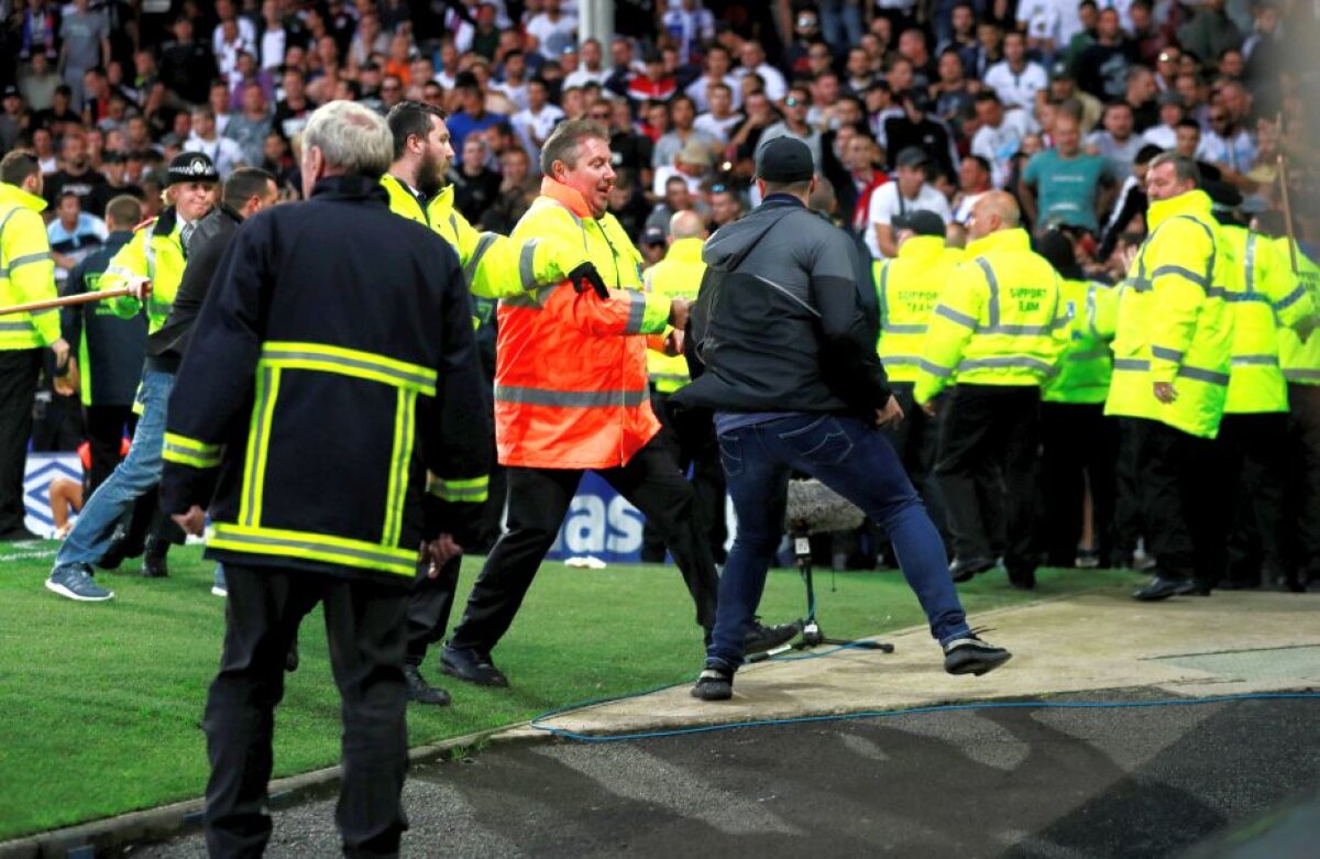 GALERIE FOTO + VIDEO Incident grav în play-off-ul Europa League: băiat de mingi salvat în ultimpa clipă din fața huliganilor!