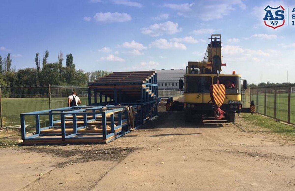 FOTO CSA se pregătește de Liga a 4-a! Se montează tribunele terenului pe care va juca Steaua