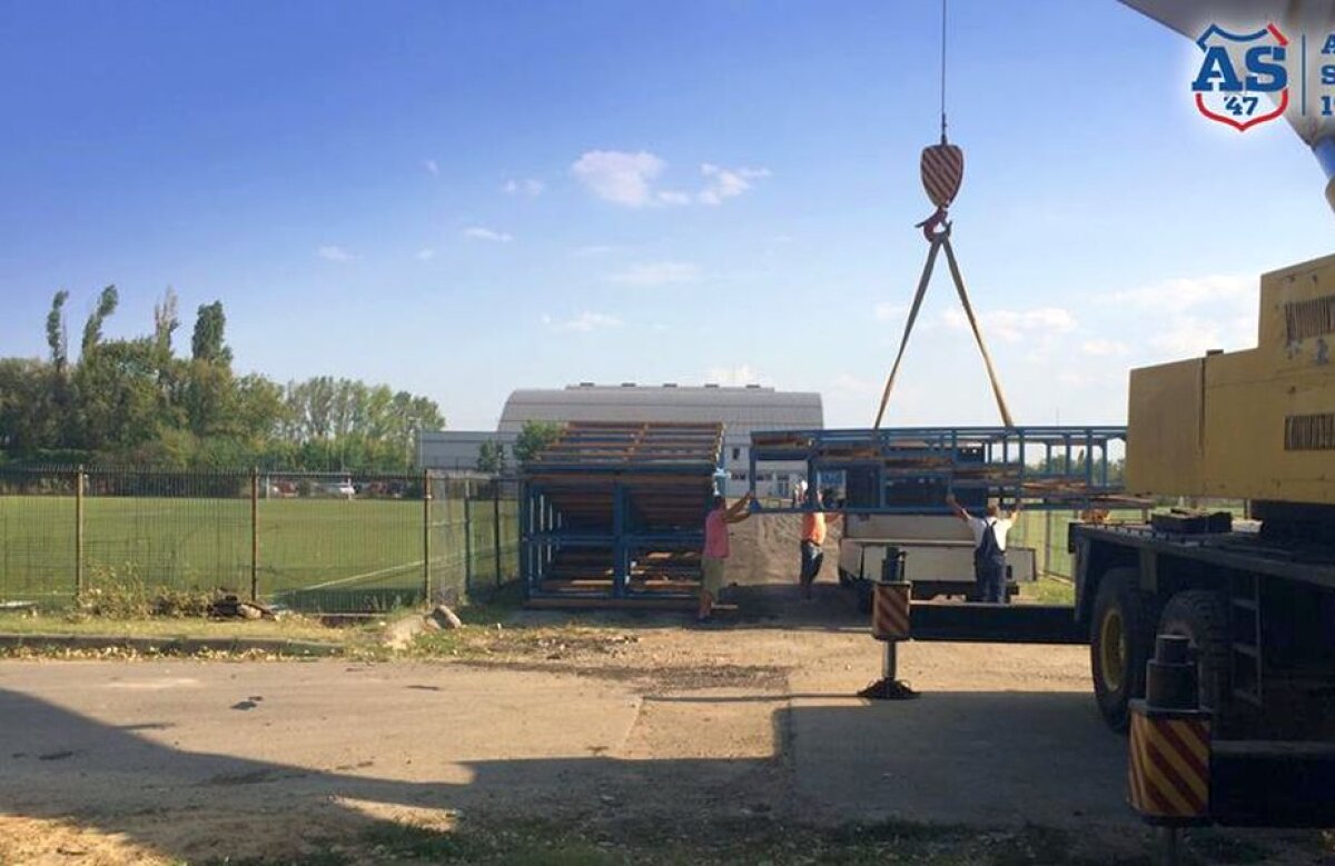 FOTO CSA se pregătește de Liga a 4-a! Se montează tribunele terenului pe care va juca Steaua