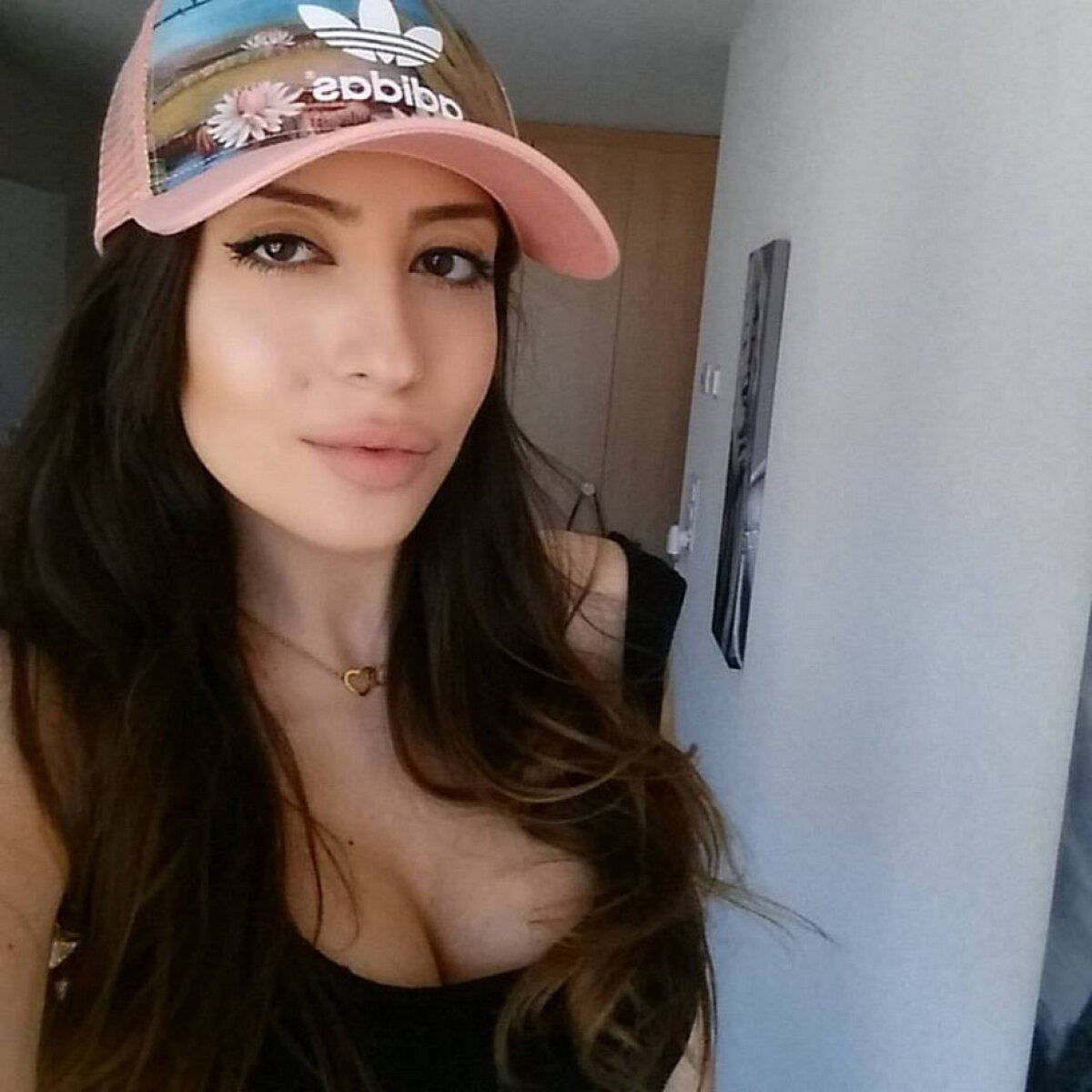 GALERIE FOTO INCENDIARĂ Jumătatea lui Ovidiu Herea » Otilia face ravagii pe internet cu fotografiile sexy pe care le postează