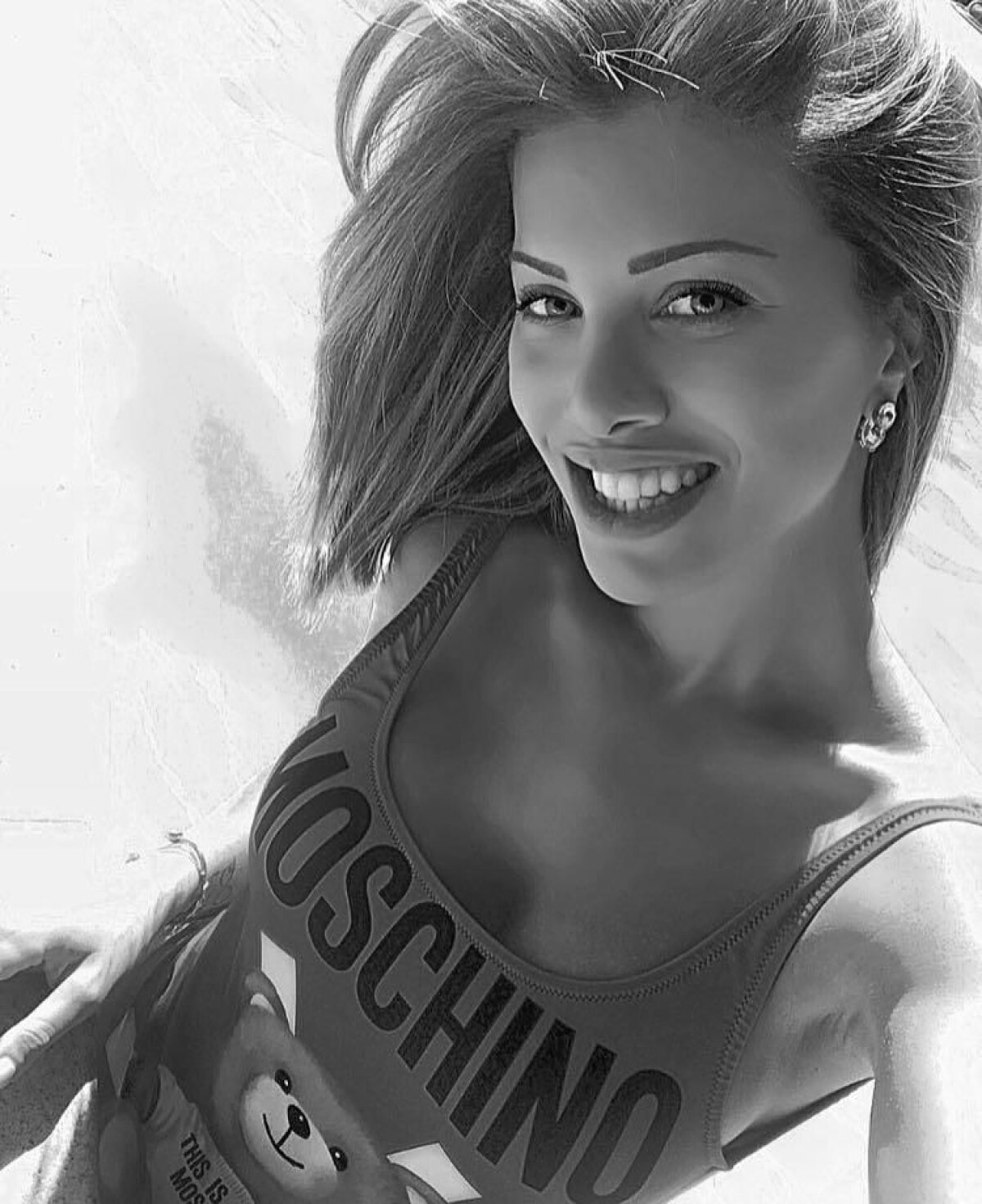 Body-painting pentru echipa favorită! O microbistă focoasă a surprins cu apariția ei supersexy