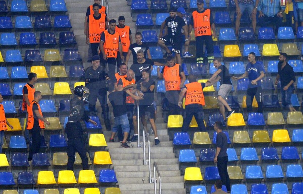 FOTO Incidente în galeria portugheză! Ultrașii lui Sporting au aruncat cu o torță în steliști » Poliția i-a mutat pe fani