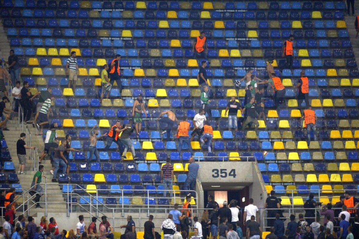 FOTO Incidente în galeria portugheză! Ultrașii lui Sporting au aruncat cu o torță în steliști » Poliția i-a mutat pe fani