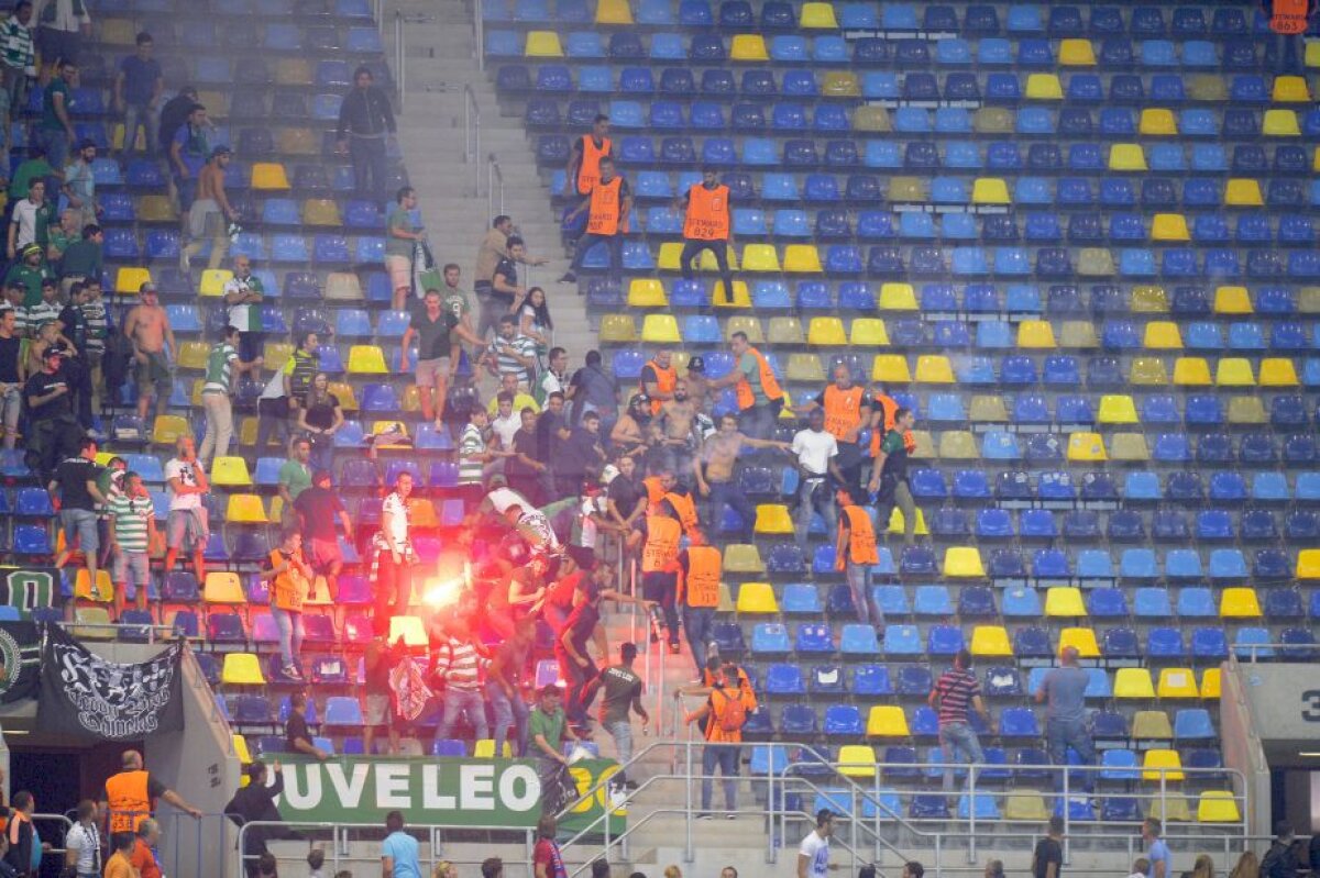 FOTO Incidente în galeria portugheză! Ultrașii lui Sporting au aruncat cu o torță în steliști » Poliția i-a mutat pe fani