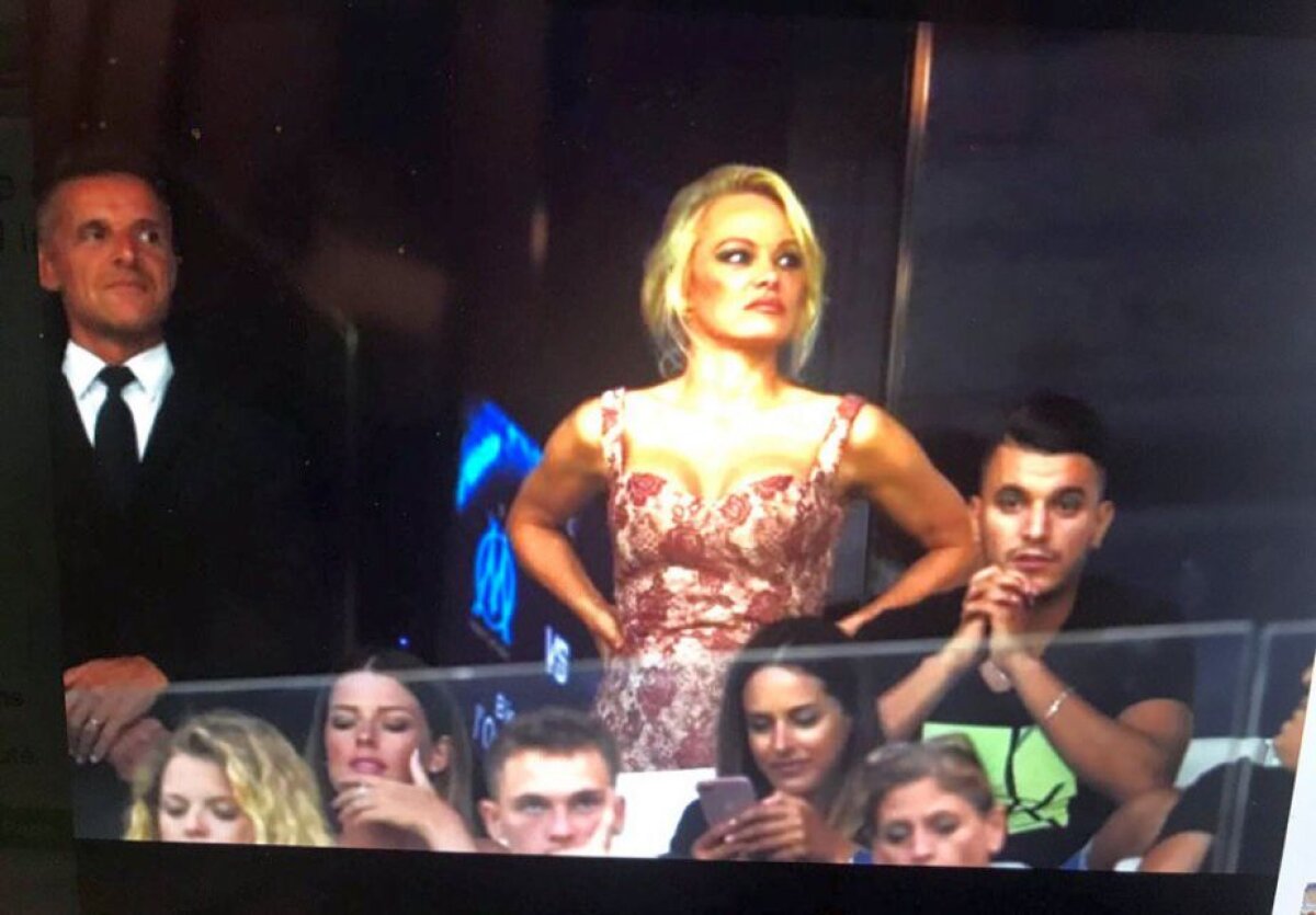 FOTO Pamela Anderson, primul meci pe stadion » I-a purtat ghinion noului său iubit
