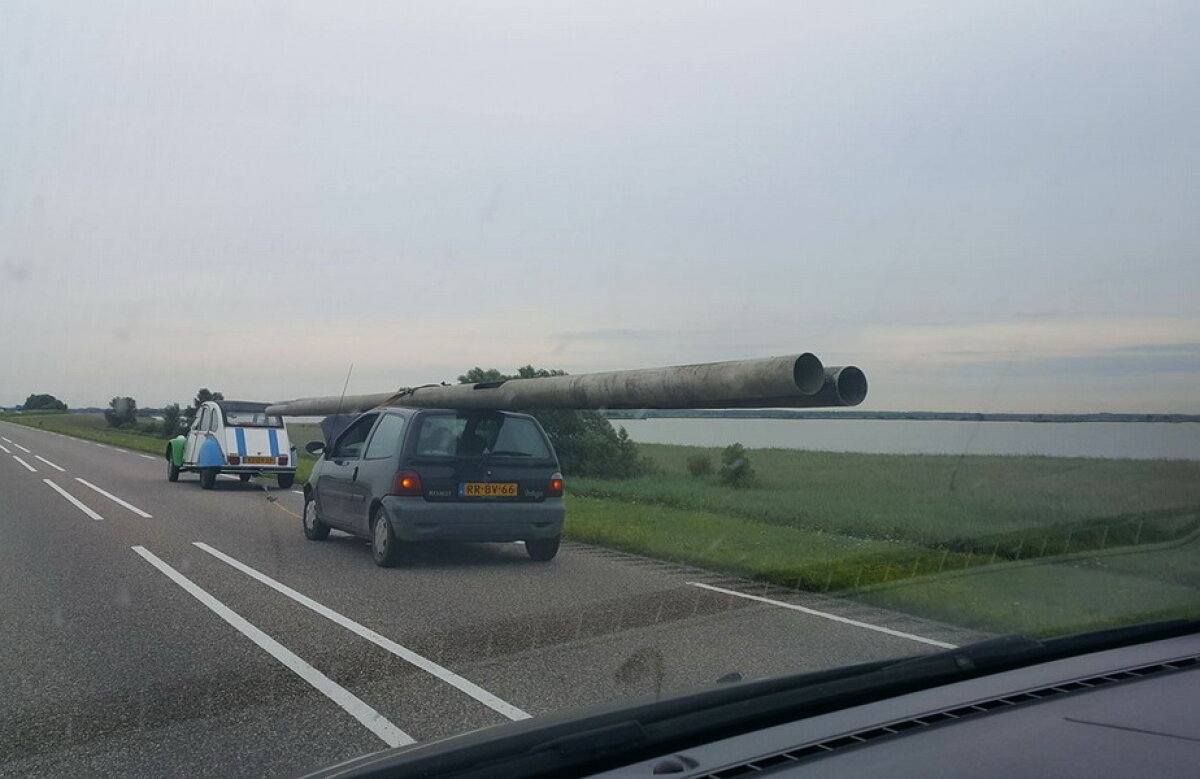 FOTO Ca-n filmele cu proști. Un hoț a furat țevi de 8 metri și le-a transportat cu o mașină minusculă