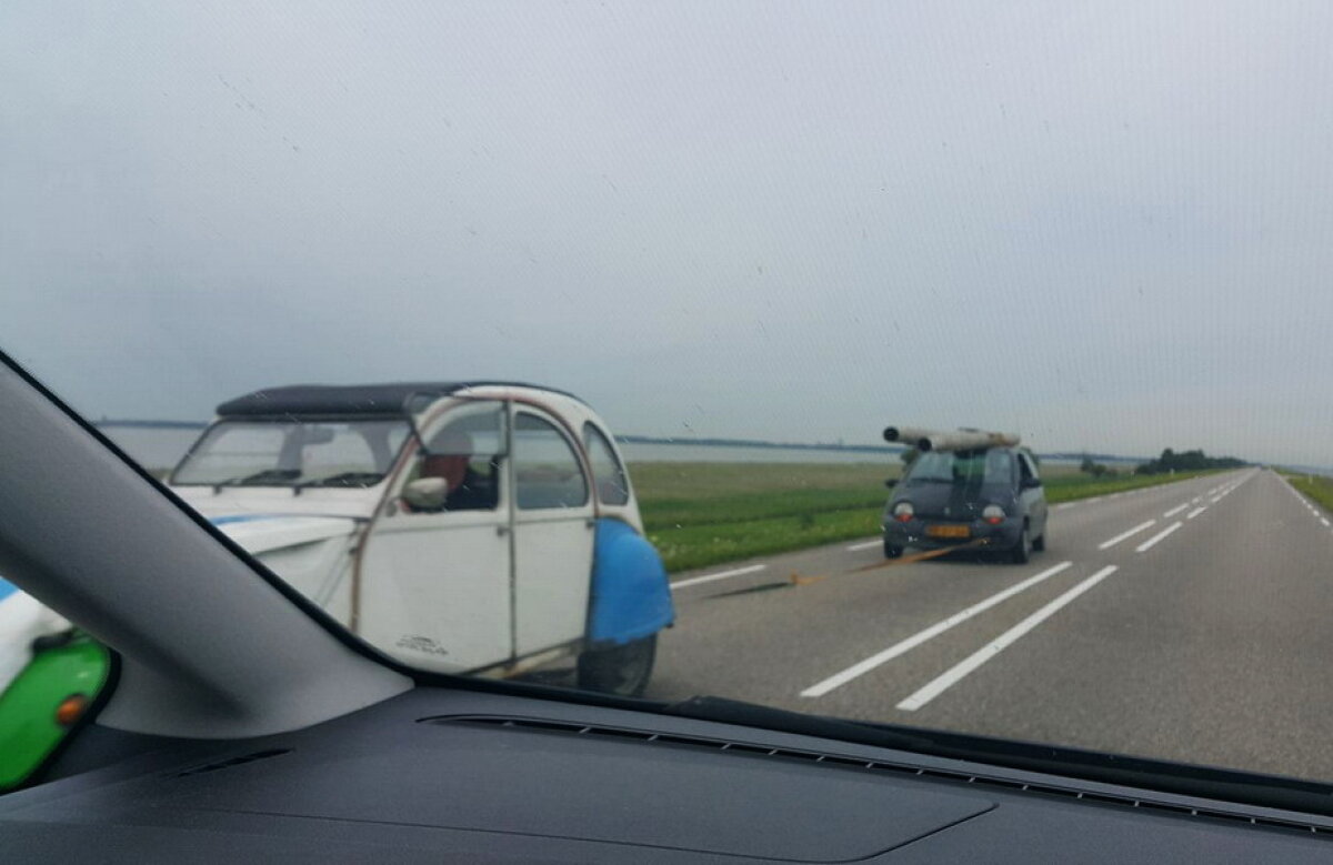FOTO Ca-n filmele cu proști. Un hoț a furat țevi de 8 metri și le-a transportat cu o mașină minusculă