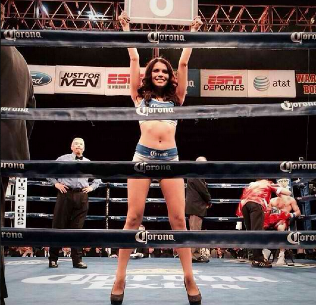 FOTO Fata din ring » Ea a atras toate privirile în superduelul dintre Mayweather și McGregor