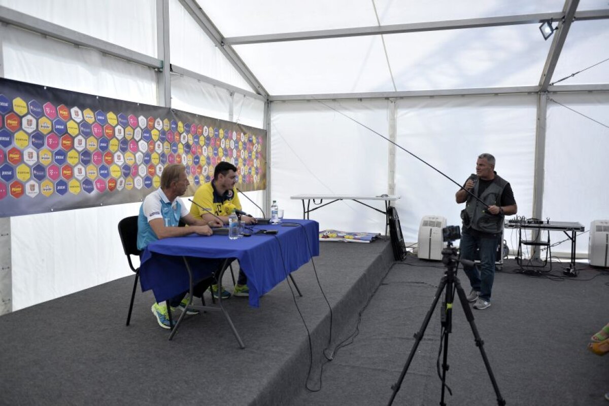 FOTO Gazeta i-a oferit un cadou inedit lui Daum pentru a pescui calificarea la Mondial